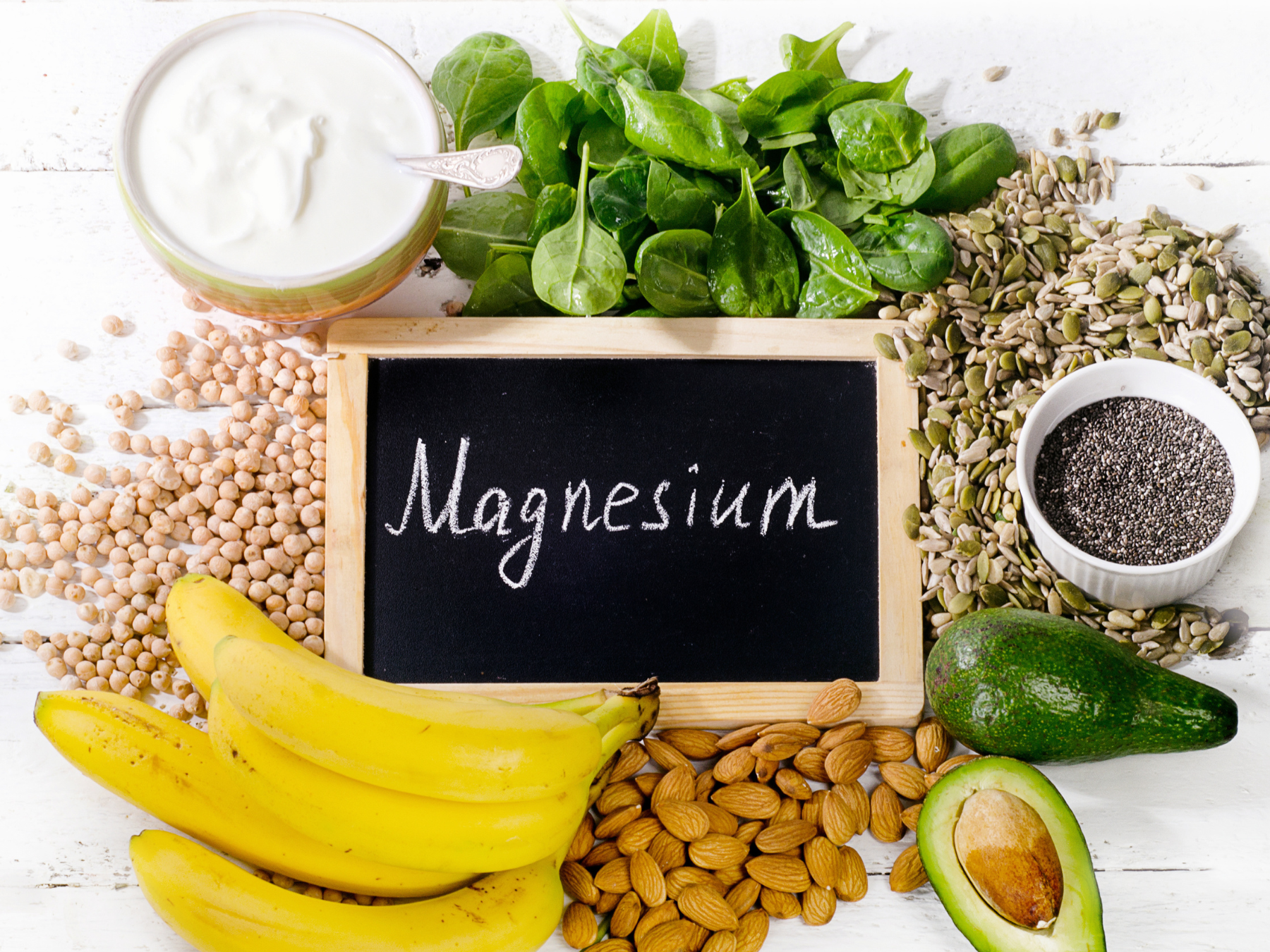 Magnesium Wirkung und natürliche Magnesiumquellen – magnesiumreiche Lebensmittel wie Bananen, Mandeln, Spinat, Avocado, Samen und Hülsenfrüchte.